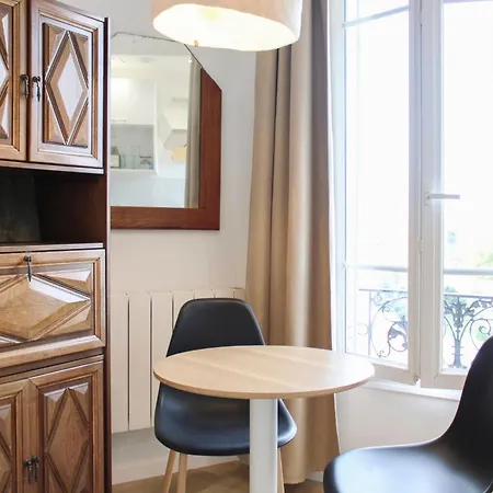 Cozy With Unobstructed Views Near Paris